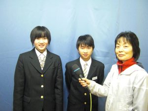 諏訪西中学校栄養士中山よし子先生と、給食委員会委員長副委員長さんです。