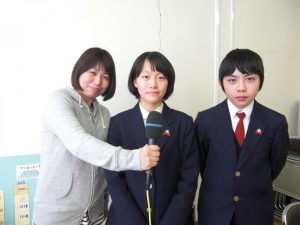 茅野東部中学校栄養士の飯島恵理先生と給食委員会正副委員長さんです