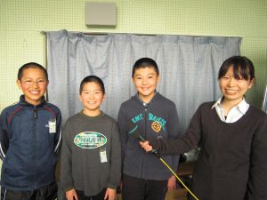 諏訪市立中洲小学校栄養士三浦知美先生と後期給食委員会三役さんです。