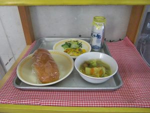 四賀小学校の献立、米粉パン・ホキの黄金焼き・白菜とハムのサラダ・カレー味スープ・牛乳です。