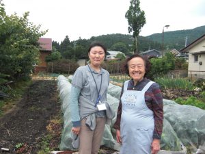 神明小学校栄養士日野英子先生と野菜提供者今井洋子さんです。