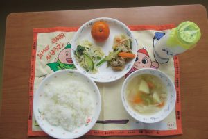 米沢小学校献立：ご飯・豚肉のピリ辛炒め・大豆もやしのサラダ・ポテトスープ・冷凍みかん・牛乳