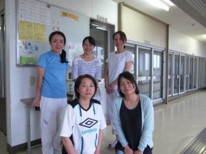 茅野市立東部中学校栄養士の飯島恵理先生と調理員の皆さんです。
