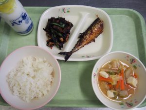 境小献立：ごはん・秋刀魚の塩麹焼き・ひじきの煮物・味噌汁・牛乳