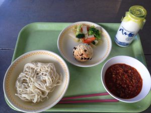 諏訪中学校献立：ソフト麺ミートソース・チョコチップスコーン・ブロッコリーサラダ・牛乳