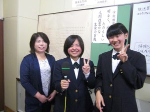 諏訪中学校栄養士小澤節子先生と給食委員会委員長副委員長さんです。