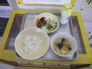 四賀小学校献立：ご飯・魚と根菜の甘辛・ゆかり和え・むらくも汁・いり豆・牛乳