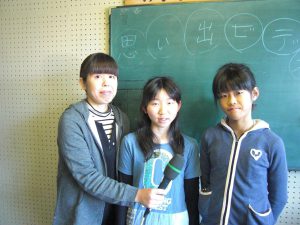 四賀小学校栄養士青木美香先生と給食委員会正副委員長さんです。