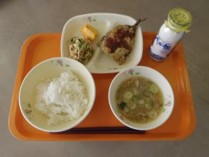 富士見中学校献立：ご飯・豚汁・いわしのフライ・小松菜のお浸し・柿・牛乳