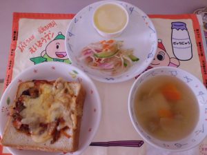 金沢小学校献立：ピザトースト・ツナサラダ・ポトフ・ゼリー・牛乳