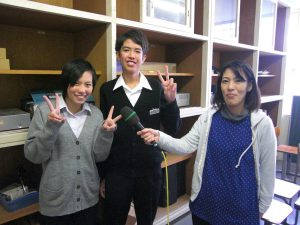 岡谷西部中学校栄養士の甕多美江先生と給食委員会正副委員長さんです