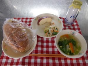 田中小献立：揚げパン(チーズ)・春雨サラダ・コーンたっぷりコーンスープ・りんご・牛乳