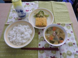 諏訪西中学校献立：麦ご飯・どさんこ汁・ツナと野菜の卵焼き・野菜炒め・牛乳