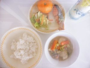 中洲小学校献立：麦ご飯・鮭の塩焼き・野沢菜づけ和え・すいとん汁・みかん・牛乳