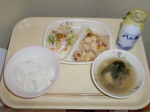 富士見小学校献立：ご飯・凍み豆腐の卵とじ・塩イカの酢の物・じゃが芋の味噌汁・牛乳
