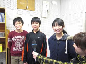 岡谷小学校栄養士齋藤美由紀先生と給食委員会三役さんです
