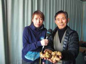 湖東小学校栄養士の吉田清香先生とサンサン会の茅野秋男さん