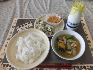 城北小献立：麦ご飯・松風焼き・夏野菜の味噌汁・ひじきサラダ・牛乳