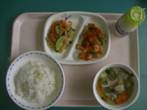 茅野北部中献立：ごはん・海鮮と凍り豆腐のチリソース・中華サラダ・海老ボールスープ・牛乳