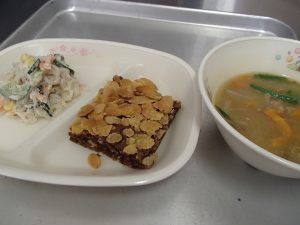 岡谷東部中献立：ソフト麺、肉みそスープ・マンナンサラダ・ココア豆腐ケーキ・牛乳