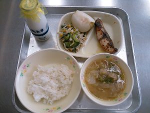 下諏訪社中学校献立：ご飯・肉団子と春雨のスープ・焼き魚・もやしとニラのナムル・梨・牛乳