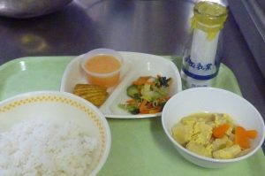 湖南小学校の献立　：　ご飯・凍り豆腐の卵とじ・イカのかのこ焼き・かりかりサラダ・キャロットゼリー・牛乳